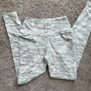 Barely worn! Alphalete leggings with a V waistband for a flattering waist line